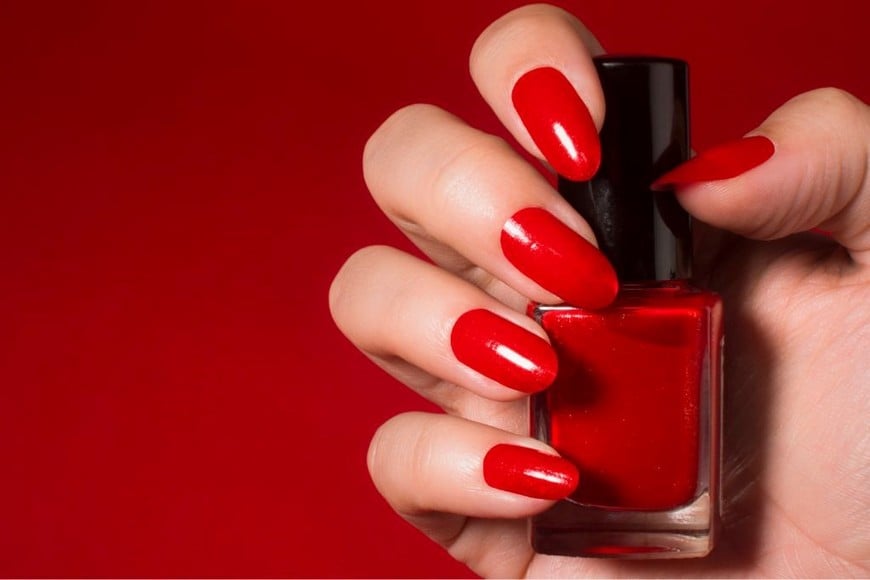 El esmalte rojo, un clásico que nunca pasa de moda, atrae y fascina por igual.