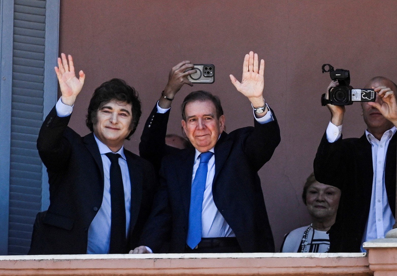 Milei y González Urrutia salieron a saludar al balcón de la Casa Rosada.