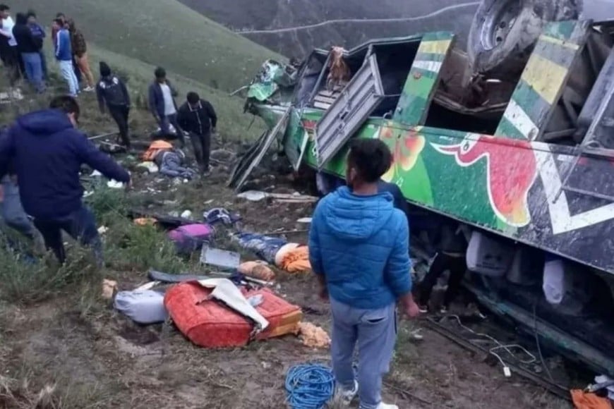 Al menos 6 muertos y 25 heridos tras la caída de autobús a un río en el noroeste de Perú.