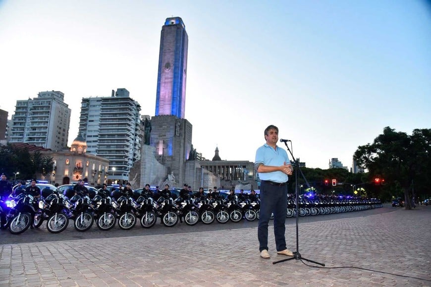 El ministro de Seguridad en la entrega de equipos a la policía en Rosario.