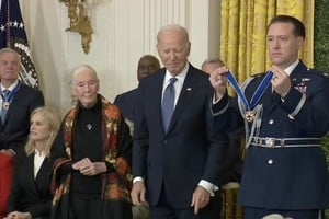 Joe Biden junto a la medalla elegida para Lionel Messi.