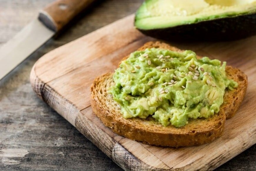 Fácil y saludable: tostadas con palta, ideales para incluir fruta en tu dieta.