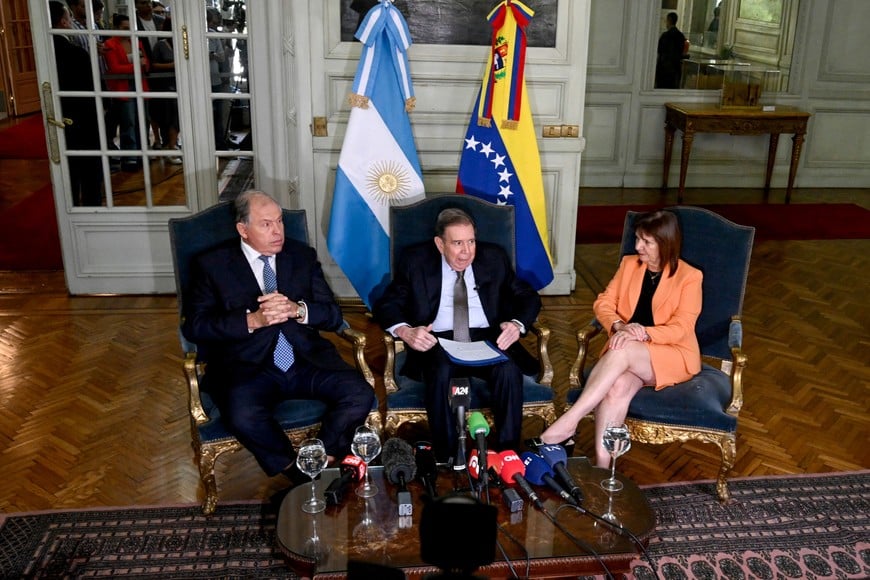 Venezuelan opposition leader Edmundo Gonzalez, flanked by Argentina's Security Minister Patricia Bullrich and Foreign Minister Gerardo Werthein, attends a press conference in Buenos Aires, Argentina, January 4, 2025. REUTERS/Mariana Nedelcu