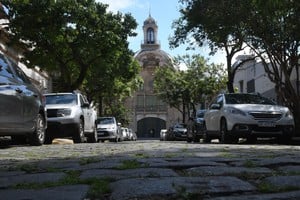 Los adoquines, testigos silenciosos de la historia de la urbanización en Santa Fe.