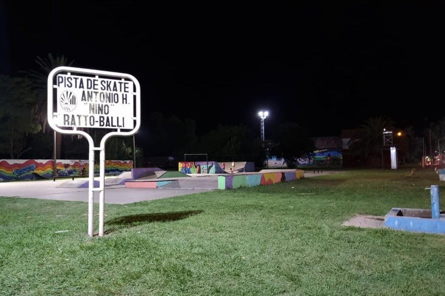 El skate como deporte va ganando terreno desde que forma parte de una disciplina olímpica y en algún punto abandona su naturaleza callejera, pero en Rufino el respeto por el cuidado de los espacios que deben mantenerse aptos y seguros, todavía no se arraiga. Ni por parte de los vecinos ni por parte de las autoridades.