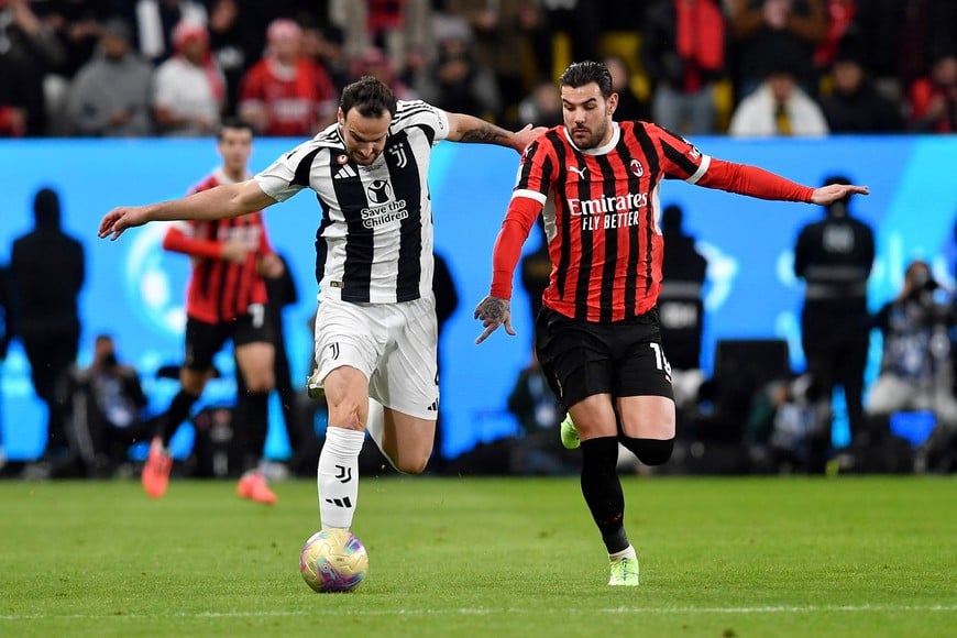 Soccer Football - Italian Super Cup - Semi Final - Juventus v AC Milan - Al Awwal Park, Riyadh, Saudi Arabia - January 3, 2025
Juventus' Federico Gatti in action with AC Milan's Theo Hernandez REUTERS/Jennifer Lorenzini