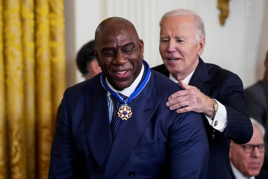 U.S. President Joe Biden presents the Presidential Medal of Freedom to former NBA player Earvin "Magic" Johnson, during a ceremony in the East Room of the White House, in Washington, U.S. January 4, 2025. REUTERS/Ken Cedeno