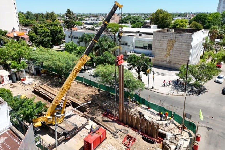 Bulevar y Urquiza: Progreso de las obras para mejorar el sistema de agua y cloacas en la zona. Crédito: Fernando Nicola.