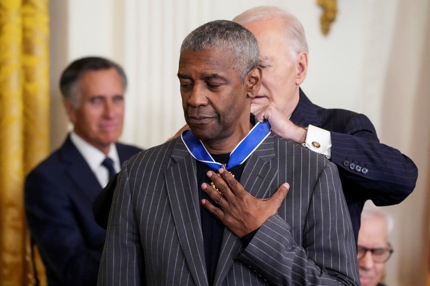 U.S. President Joe Biden presents the Presidential Medal of Freedom to Actor Denzel Washington during a ceremony in the East Room of the White House, in Washington, U.S. January 4, 2025. REUTERS/Ken Cedeno