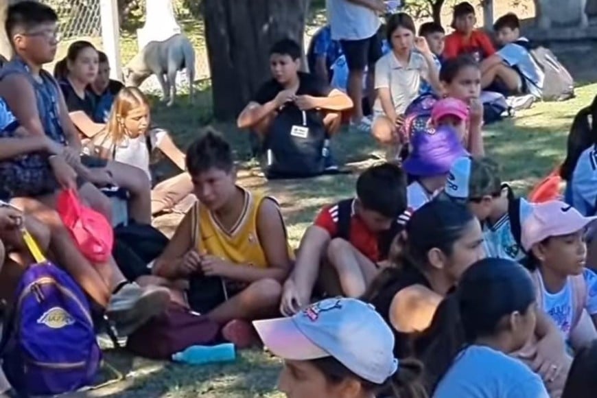 Más de 700 niños de entre 4 y 13 años arrancaron temprano la mañana de este dos de Enero, para asistir con gorro y protector solar, a las instalaciones de vestuarios, baños y duchas del Parque Municipal, desde donde ingresaron a la zona de piletas para disfrutar de la primera mañana de acción.