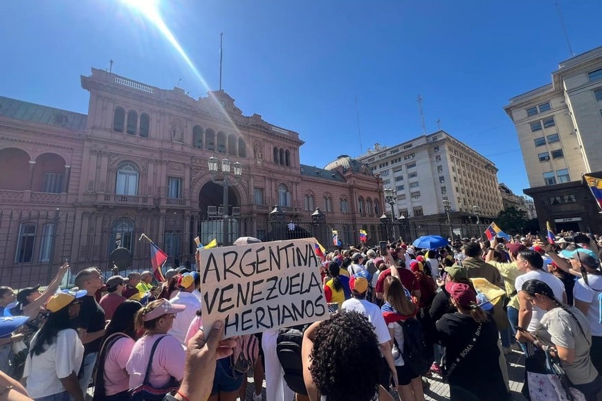 Milei y González Urrutia reciben el apoyo de venezolanos en Argentina.