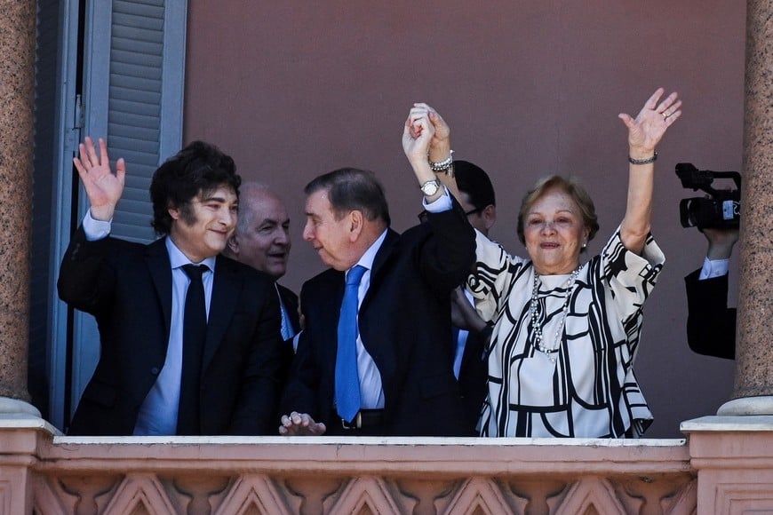 Venezuelan opposition leader Edmundo Gonzalez, his wife Mercedes Lopez and Argentina's President Javier Milei gesture at Casa Rosada presidential palace, in Buenos Aires, Argentina, January 4, 2025. REUTERS/Mariana Nedelcu