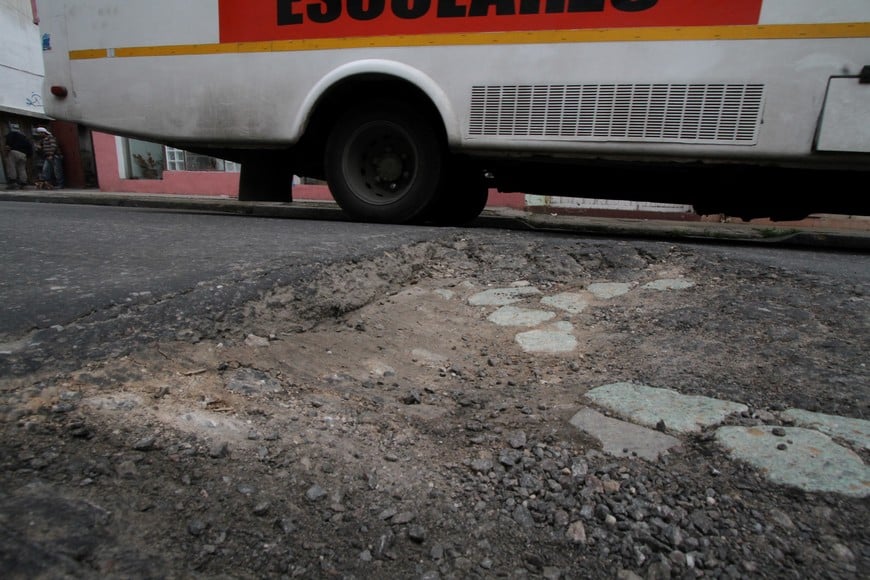 En calle 9 de julio casi Hipólito Irigoyen, el asfalto tapó el adoquinado. Al romperte aquel, éste vuelve a mostrar que es eterno.