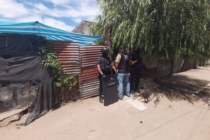 El arresto del acusado fue realizado en el mismo barrio 12 de Octubre durante un allanamiento diagramado por la Policía de Investigaciones y ejecutado por el Grupo de Acción Táctica.