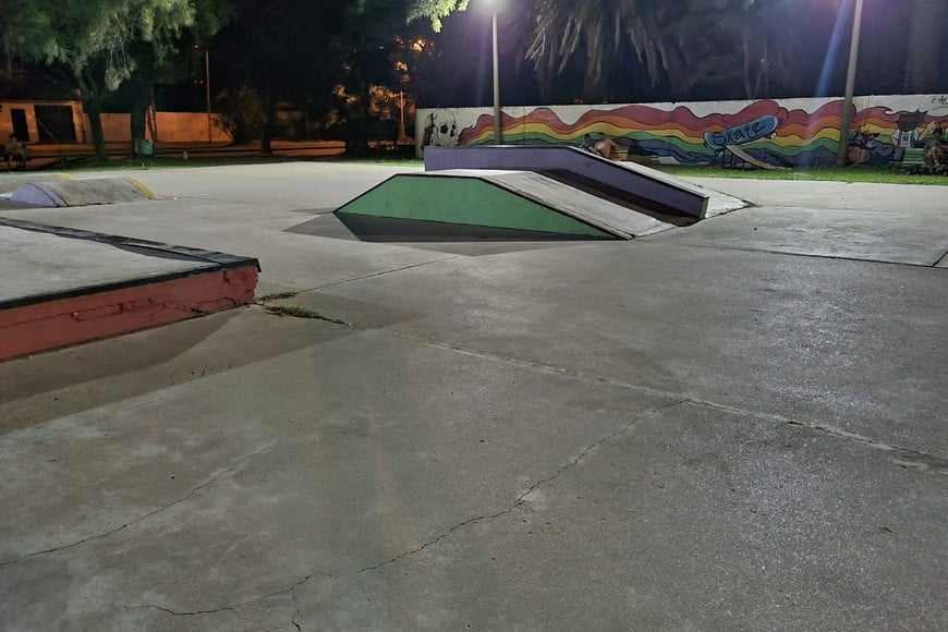 El skate como deporte va ganando terreno desde que forma parte de una disciplina olímpica y en algún punto abandona su naturaleza callejera, pero en Rufino el respeto por el cuidado de los espacios que deben mantenerse aptos y seguros, todavía no se arraiga. Ni por parte de los vecinos ni por parte de las autoridades.