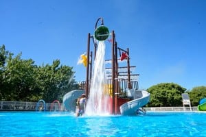 El parque acuático más importante de la región creció con la incorporación de juegos imponentes, en el marco de un ambicioso programa que sumó equipamiento en diferentes espacios del Polideportivo Municipal.