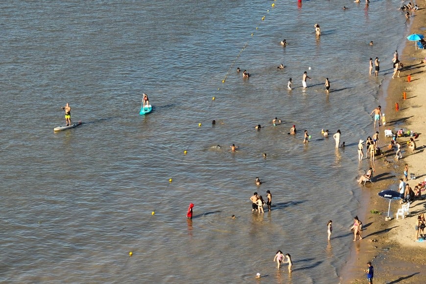 Los santafesinos disfrutan de la playa Este como balneario. Foto: Fernando Nicola.