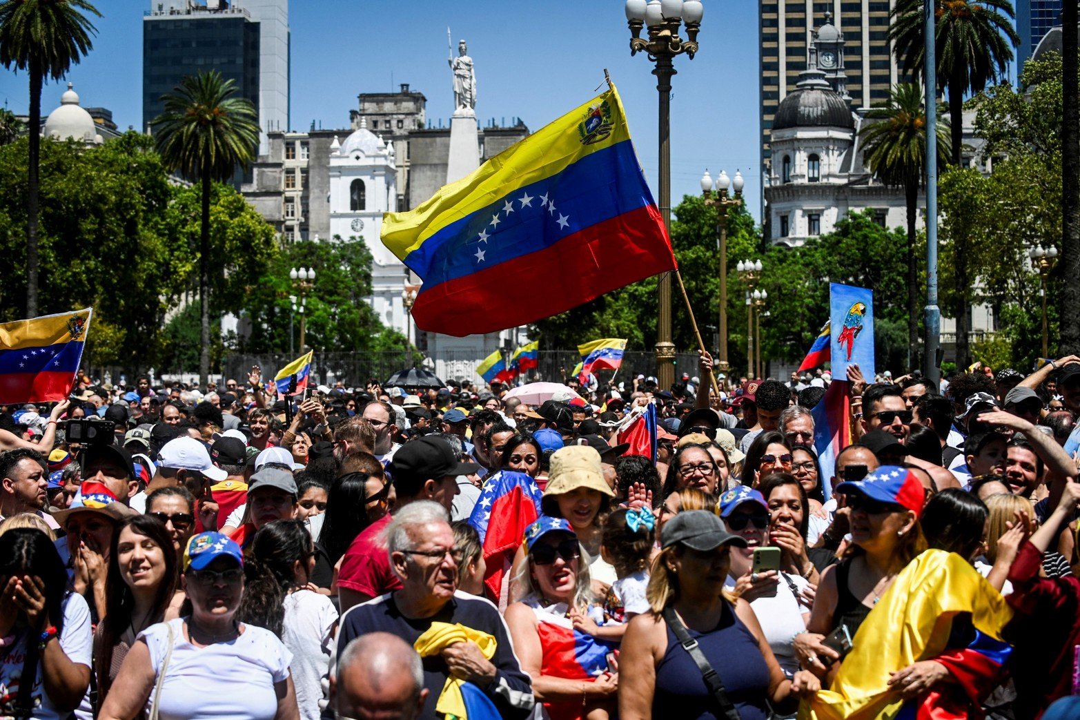 En Plaza de Mayo miles de venezolanos salieron a apoyar al dirigente.