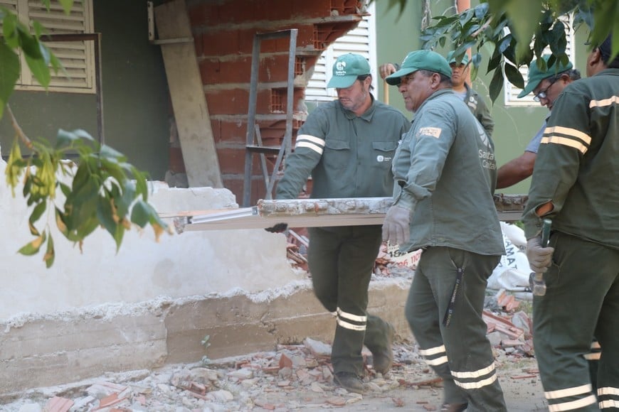 De acuerdo al protocolo de usurpaciones, a través de un operativo en conjunto entre la Municipalidad y el Ministerio de Justicia y Seguridad, se procedió a la demolición.