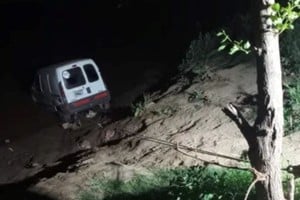 Luego del accidente, el vehículo quedó atado a un árbol para que no se hunda y para realizar los peritajes. Crédito: Casilda Plus / LT 23 Radio San Genaro.