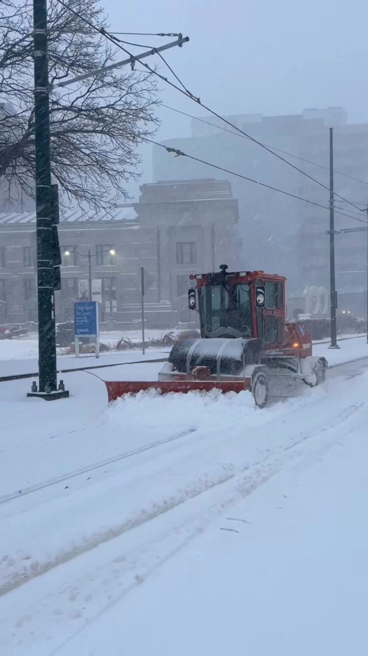 Las máquinas trabajan a destajo en Kansas City para limpiar la nieve. 