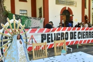 Trabajadores del Centro Cultural de la Memoria Haroldo Conti, ubicado en la ex-ESMA, participaron de una misa en reclamo a los recortes en la secretaría de Derechos Humanos del Ministerio de Justicia de la Nación. Foto: NA.