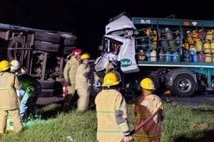 Los Bomberos se aprestan a intentar sacar de la cabina que quedó reducida a hierros retorcidos, al chofer del camión. Hasta las 3.30 no lo habían conseguido. Crédito: Unidad Regional XV.