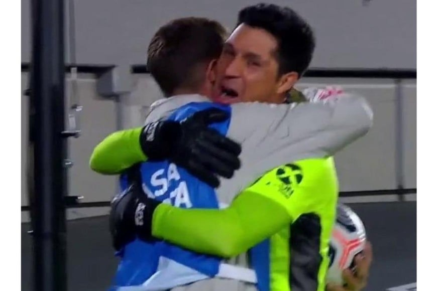 Mateo Raschia y su abrazo con Enzo Pérez.