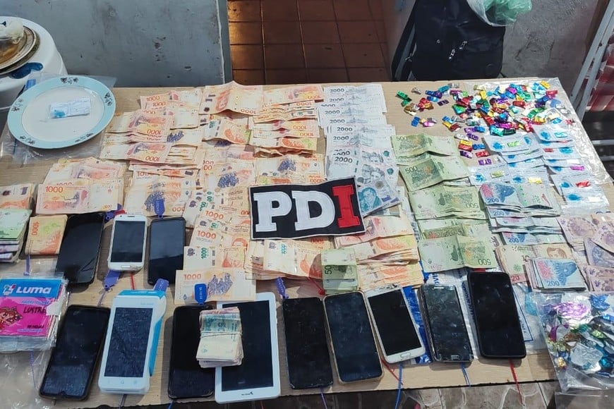 Durante los allanamientos se secuestraron drogas, dinero, celulares y elementos utilizados para manipular y fraccionar los narcóticos.