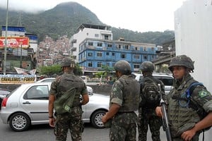 Soldados del Ejército brasileño custodian Rocinha durante las elecciones de 2008.