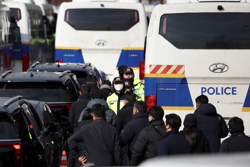 Police officers and investigators leave impeached South Korean President Yoon Suk Yeol's official residence, as investigators were unable to execute an arrest warrant on Friday for Yoon according to the Corruption Investigation Office for High-ranking Officials, in Seoul, South Korea, January 3, 2025. REUTERS/Kim Hong-Ji     TPX IMAGES OF THE DAY