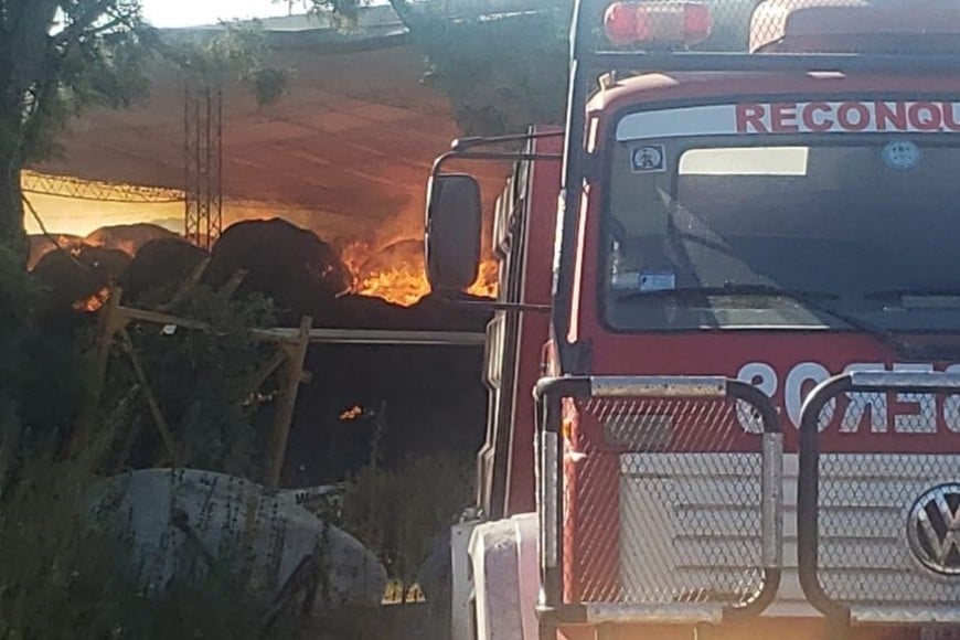 Voraz incendio en un galpón con maquinarias agrícolas