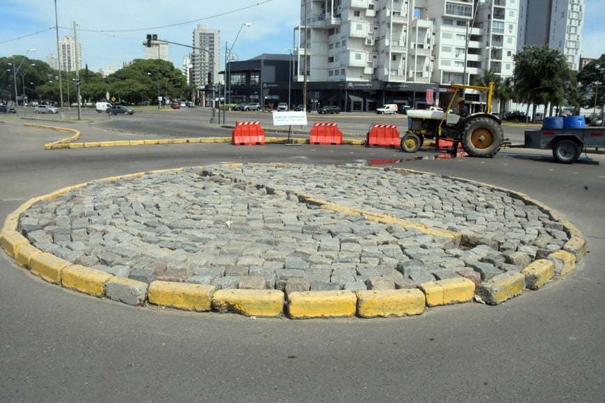 Muretes y bloques de cemento para cerrar la bajada. Foto: Guillermo Di Salvatore