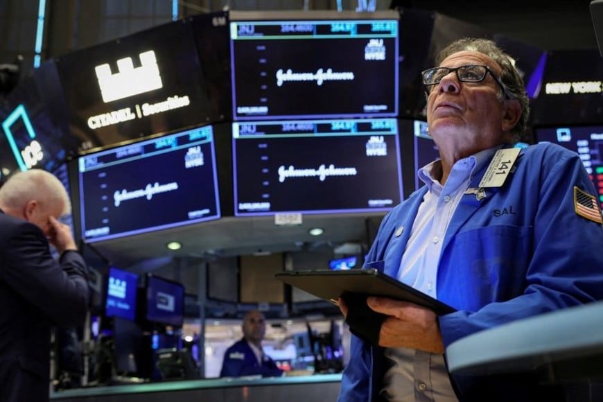 FOTO DE ARCHIVO: Operadores trabajan en Bolsa de Valores de Nueva York (NYSE) en la ciudad de Nueva York, Estados Unidos, 17 de octubre de 2022. REUTERS/Brendan McDermid