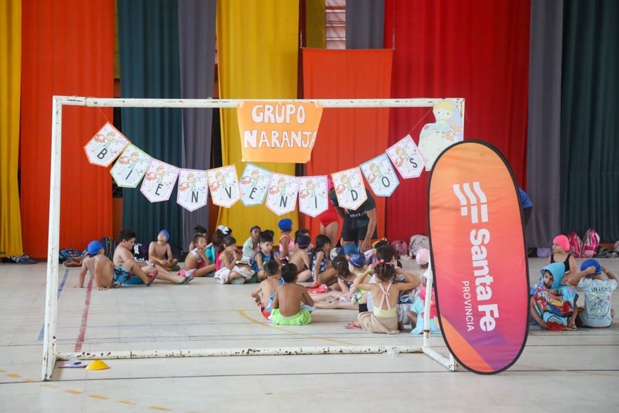 La recorrida se inició en el Camping Comunal de Soldini donde unos 200 niños disfrutaron de la jornada con diversas actividades recreativas y juegos en las piletas. Luego, el ministro estuvo presente en la escuela de verano que funciona en el club Nueva Unión de la ciudad de Pérez con unos 400 niños que participaron de actividades lúdicas.