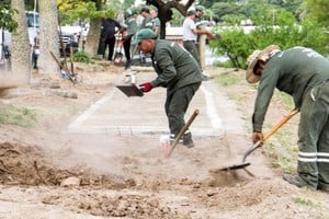 Se realizan tareas de desmalezado, nueva iluminación y construcción de una vereda peatonal, entre otras mejoras.