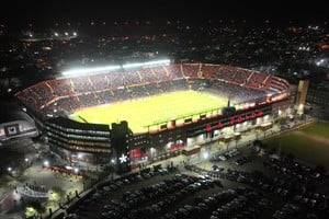 Cerca de 40.000. Es la capacidad del estadio Brigadier López, conocido en el mundo como "Cementerio de Elefantes". Ahora, la Municipalidad de Santa Fe, en contacto con la AFA, deberá fijar la capacidad habilitada para Boca-Argentino de Monte Maíz. Crédito: Fernando Nicola