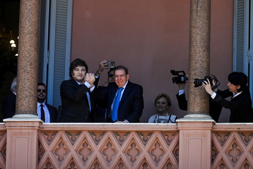 Venezuelan opposition leader Edmundo Gonzalez shakes hands with Argentina's President Javier Milei at Casa Rosada presidential palace, in Buenos Aires, Argentina, January 4, 2025. REUTERS/Mariana Nedelcu