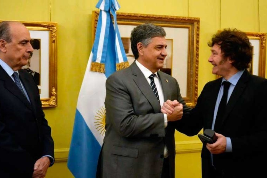 Jorge Macriy  Milei se saludan, ante la mirada de Guillermo Francos.