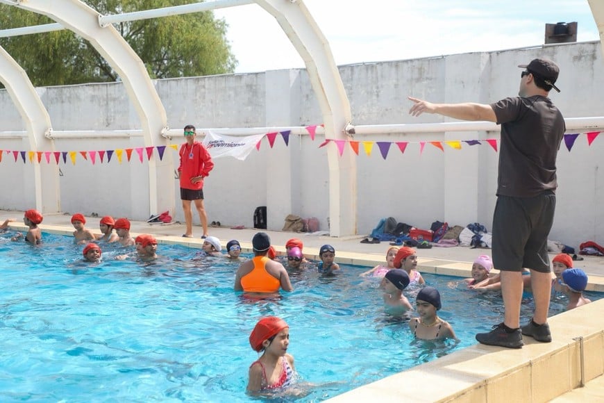 La recorrida se inició en el Camping Comunal de Soldini donde unos 200 niños disfrutaron de la jornada con diversas actividades recreativas y juegos en las piletas. Luego, el ministro estuvo presente en la escuela de verano que funciona en el club Nueva Unión de la ciudad de Pérez con unos 400 niños que participaron de actividades lúdicas.