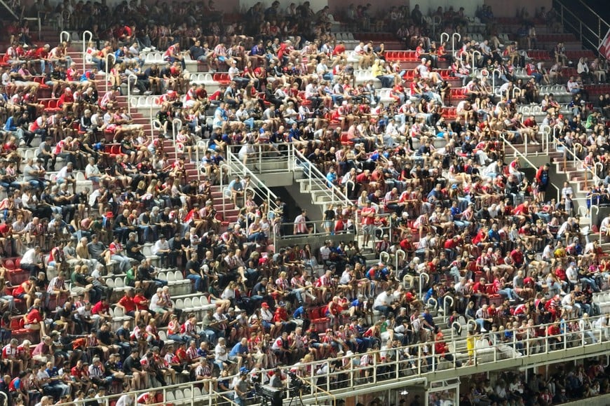 ¡Volaron las butacas!. La parte alta nueva del estadio 15 de Abril, donde se ubican los viejos plateístas de la Techada, es uno de los lugares preferidos donde más rápidamente se fueron reservando los lugares para el 2025, ya que Unión volverá a jugar la Copa Conmebol Sudamericana. Crédito: Fernando Nicola