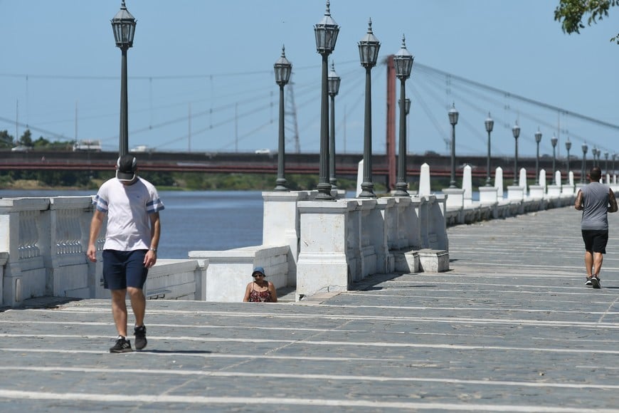 Con temperaturas elevadas, se desaconseja salir a correr o hacer deportes bajo el sol en horarios del mediodía. Crédito: Mauricio Garín