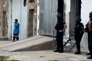 El momento de uno de los allanamientos concretados en barrio Barranquitas. Crédito: El Litoral.