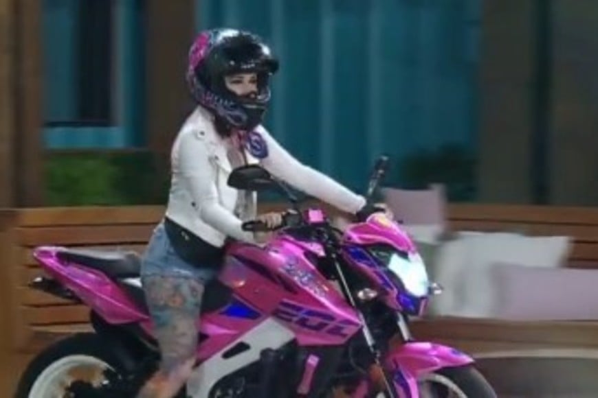 La Tana sorprendió a los jugadores con su moto y casco rosa.