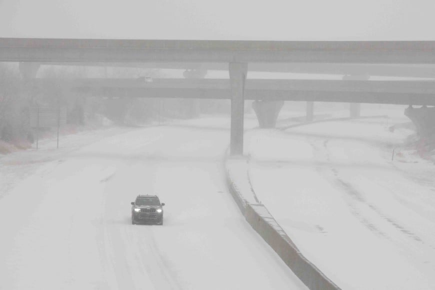 A vehicle travels westbound in blizzard conditions during a winter storm on Interstate 70 in Topeka, Kansas, U.S. January 5, 2025. Evert Nelson/The Capital-Journal/USA Today Network via REUTERS   
NO RESALES. NO ARCHIVES. MANDATORY CREDIT