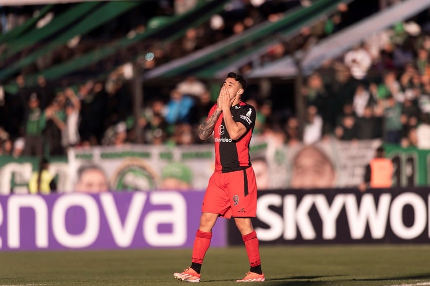 ¿Se le abrirá el arco en 2025?. El delantero uruguayo, José Pablo Neris, que fue adquirido en su momento a River Plate de Montevideo, volvió a Peñarol y fue parte del Colón del año pasado en el ascenso. Será uno de los delanteros del "Pata" Pereyra. Crédito: Matías Nápoli