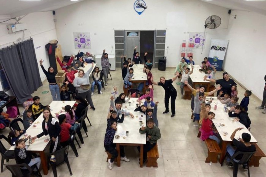 “La idea es buscar referentes en el pueblo que puedan acompañar durante todo el año a los 60 chicos que asisten al “Comedor Niños Alegres” que funciona en el SUM comunal. Como referentes, concurriendo a actos escolares, estar acompañando a los niños en diferentes actividades. A través de esta iniciativa, buscamos generar un impacto significativo tanto en la vida de los niños como en la de los adultos que participen”, adelantó.
Foto: Gentileza