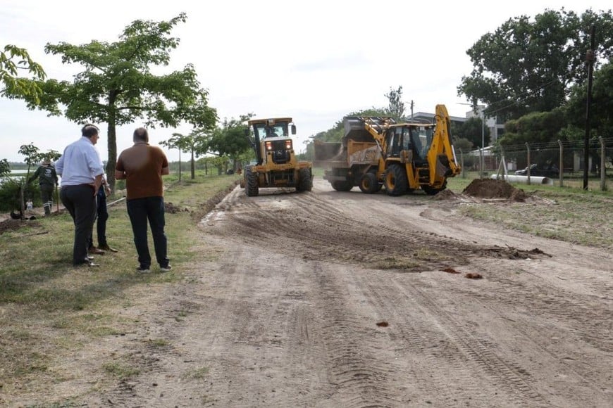 La Municipalidad trabaja en la recuperación del Paseo de la Laguna, en la Costanera Este.