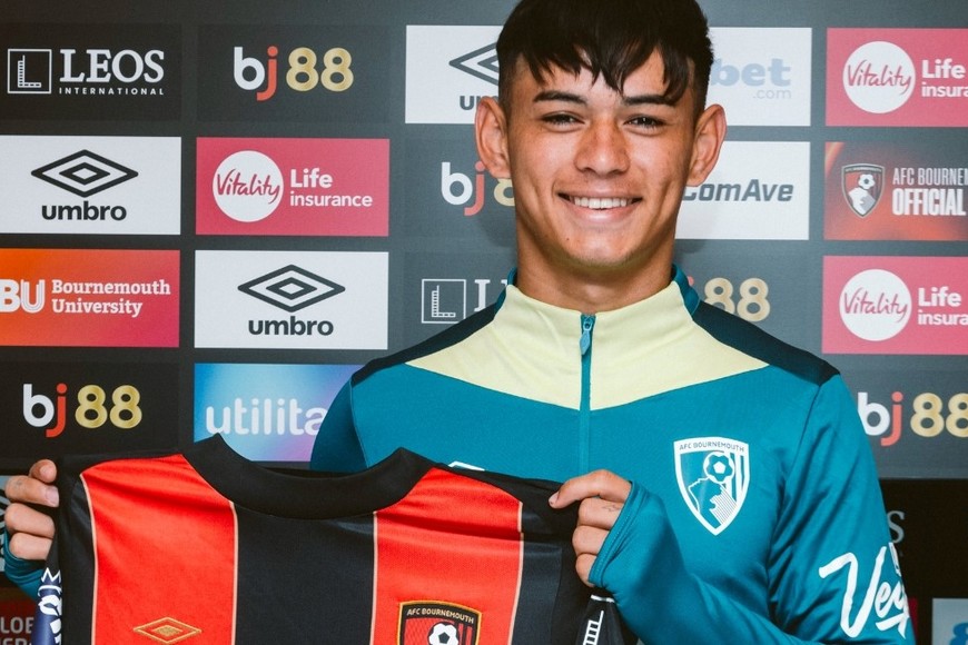 El futbolista nacido en Asunción fue presentado en las redes del equipo inglés. Foto: Bournemouth