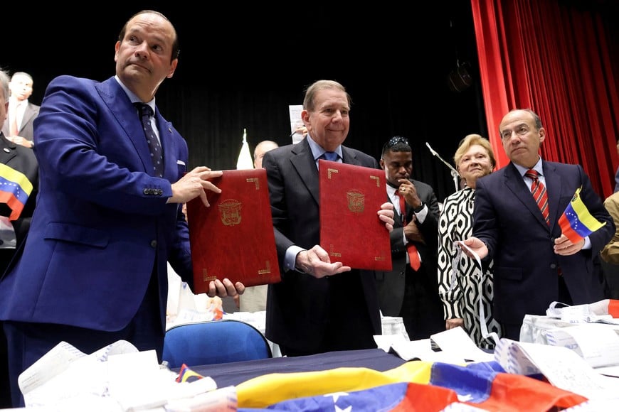 Panama's Foreign Relations Minister Javier Eduardo Martinez-Acha Vasquez, Venezuelan opposition leader Edmundo Gonzalez and Mexico's former President Felipe Calderon stand next to part of the electoral records of the 2024 presidential election, which were handed out by Gonzalez to Panama for custody, at Atlapa Convention Center in Panama City, Panama January 8, 2025. REUTERS/Aris Martinez